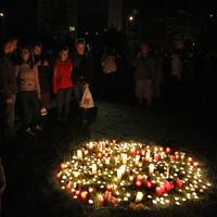 Obyvatelia si uctili obete zapálením sviečok