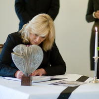 Iveta Radičová sa podpisuje do kondolenčnej knihy