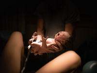 Vedci odhalili, v ktorom veku je ideálne porodiť prvé dieťa: Má to predlžovať život matky