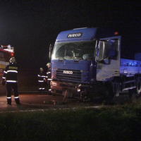 Osobné auto zlomilo kamiónu po náraze nápravu