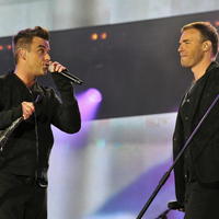 Robbie Williams a Gary Barlow na pódiu