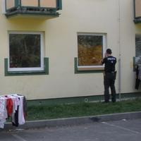 Polícia pri okne bytu
