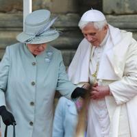 Kráľovná Alžbeta II. a pápež Benedikt XVI.