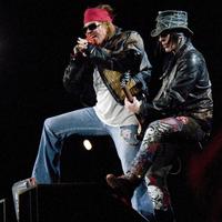 Axl Rose a DJ Ashba zo skupiny Guns N'Roses