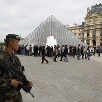 Vojak stráži okolie parížskeho múzea