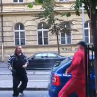 Muž útočí na taxikára mečom