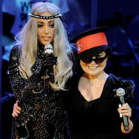 Lady Gaga a Yoko Ono