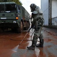 Maďarský vojak čistí zaplavenú ulicu