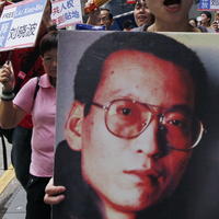 Demonštranti za demokraciu držia obraz čínskeho disidenta Liua Siao-poa