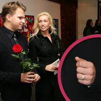 Martin Chodúr s priateľkou Ivonou. Ruky im zdobili rovnaké prstene. 