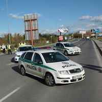Polícia odkláňa dopravu na ceste pred letiskom