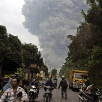 Z vrcholu Merapi začal stúpať dym, obyvateľstvo zachvátila panika