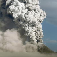 Sopka Merapi chrlí horúci plyn a skaly