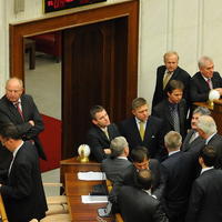 Poslanci počas hlasovania o GP