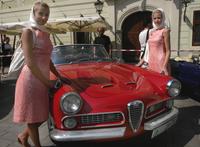 Linda (20) a Ivana (20) boli ozdobou elegantnej Alfy Romeo 2000.
