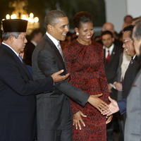 Obama si podáva ruku s členmi indonézskeho kabinetu