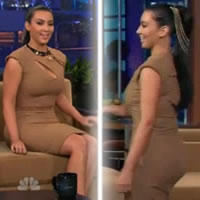 Pribratá Kim Kardashian predviedla svoje tvary v nelichotivých šatách