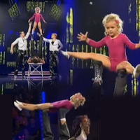 Eliška s dedkom počas akrobatického vystúpenia.