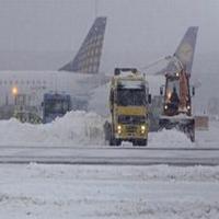 Snehové pluhy čistia parkovacie plochy na mníchovskom letisku