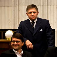 Marek Maďarič a Robert Fico počas voľby prokurátora
