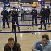 Polícia stráži vchod na letisku v Madride