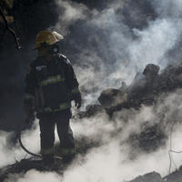 Požiarnici bojujú s rozsiahlym požiarom