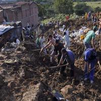 Obyvatelia vykopávajú zasypané domy
