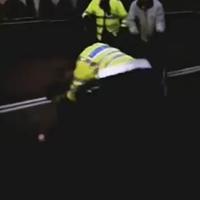 Policajt ťahal vozičkára po asfalte