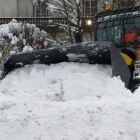 Traktor  čistí cestu od snehu v Rakúsku