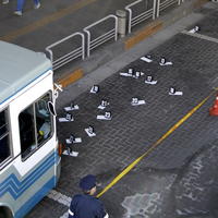 Po útoku v autobuse ostalo 13 zranených