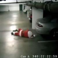 Opitý Santa v garáži