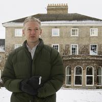 Julian Assange pri sídle svojho britského stúpenca Vaughana Smitha