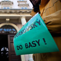 Aktivisti pred Primaciálnym palácom