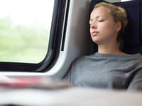Žena (35) zaspala počas jazdy vlakom: Keď sa zobudila a pozrela pred seba, zažila šok