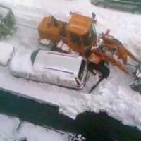 Odhŕňač snehu demoluje odstavené auto