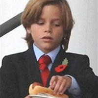 Romeo Beckham v ôsmich rokoch útočí na popredné priečky najlepšie oblečených mužov