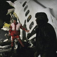Záchranári prehľadávajú trosky zrúteného lietadla
