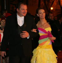 Roman Donoval s manželkou pri príchode na ples. 