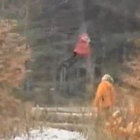 Dievča levituje v ruskom lese
