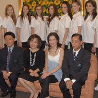 Finalistky s guvernérom Bangkoku a šéfkou jeho úradu.