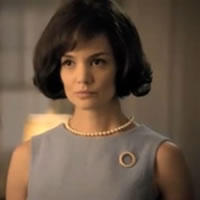 Katie Holmes v úlohe Jackie Kennedy