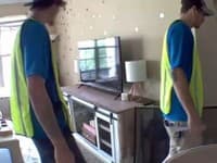 Blondínka si pozrela VIDEO zo skrytej kamery a musela sa smiať na tom, čo zadreli údržbári