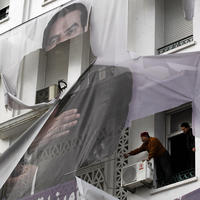 Odstraňovanie transparentu s tvárou prezidenta Zína al-Ábidína ben Alího