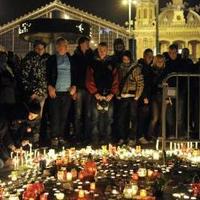 ľudia na pamiatku obetí zapálili sviečky