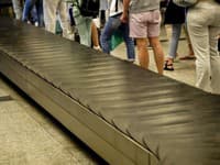 FOTO Cestujúci zažili na letisku poriadny šok: Pozrite, čo namiesto kufrov doviezol batožinový pás