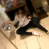 Dievča spadlo pod stolík v obchode