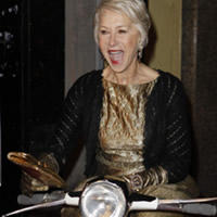 Vitálna babička Helen Mirren sa odviazala na motorke