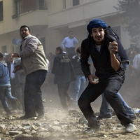 Demonštranti v Káhire ozbrojení kameňmi