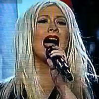 Christina Aguilera počas spievania hymny