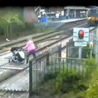 Ženu s kočíkom neodradil ani blížiaci sa vlak